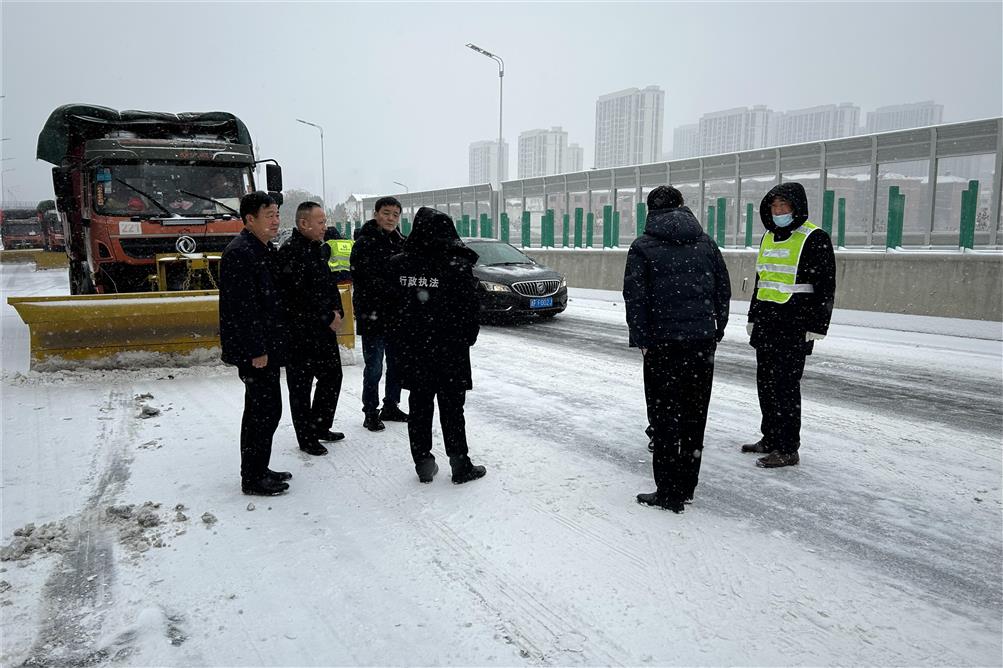 交通實(shí)業(yè)徹夜奮戰(zhàn)，除雪融冰保暢行
